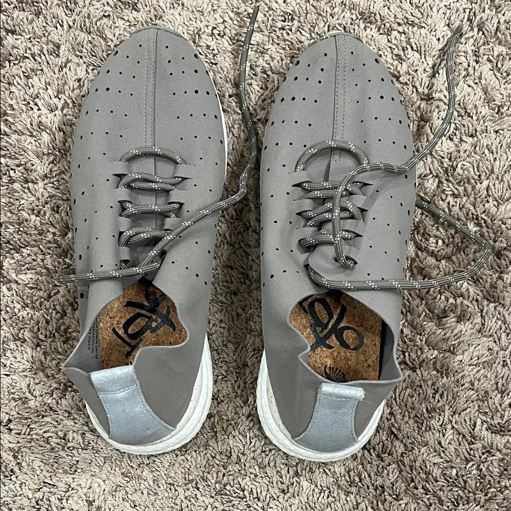 OTBT women’s tennis shoe - Picture 1 of 6